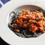 muslinger med pasta, tomater, løg, hvidløg, oregano, basilikum, løg,