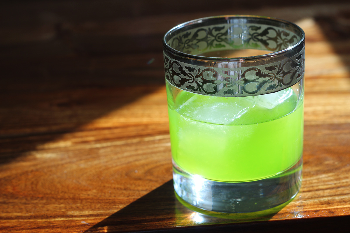 Neongrøn drink med melonlikør
