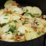 Lyonnaise kartofler, fransk kartoffelret, kartofler, smør, persille, løg