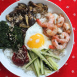 bibimbap, koreansk mad, koreansk ret, æg, ris, gochujang, svampe, rejer, agurk, spinat, skaldyr