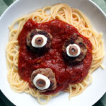 halloweenmad, halloweenret, halloween, spaghetti, tomatsauce, tomater, kødboller, oksekød, svinekød, mozzarella, oliven