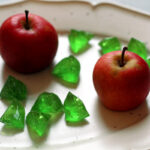 hjemmelavede æblebolsjer, hjemmelavede bolsjer, er det let at lave bolsjer, æble-essens, citronsyre, rørsukker, sukker, grøn pastafarve, fondantfarve, rapsolie, bolsjeproduktion