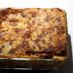 rodfrugtslasagne, rodfrugtlasagne, lasagne, vegetarlasagne, grøntsagslasagne, vegetarisk lasagne, vegetarret, rodfrugtsret, rodfrugter, pastinakker, knoldselleri, løg, tomater, hvidløg, oregano, chili, basilikum, ost, mælk, hvedemel, muskatnød, lasagneplader