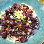 black bean nudles, sorte nudler, jajangmyeon, koreansk nudelret, nudler, østerssauce, black bean paste, soyasauce, løg, spidskål, squash,