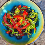 peberfrugtsalat, fransk peberfrugtsalat, salat med peberfrugter, grillede peberfrugter, oliven, basolikum, salat