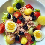 nicoise salat, niqoise salat, fransk salat, sommersalat, iceberg salat, æg, tomater, oliven, tun, kartofler,