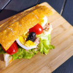 pain bagnat, fransk sandwich, salatsandwich, sandwich med salat, æg, tomater, iceberg, oliven, tun,