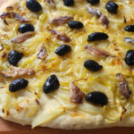 pissaladiere, fransk pizza, løgpizza, fransk løgpizza, løg, oliven, ansjoser, hvedemel, gær, hvidløg, timian, laurbærblade