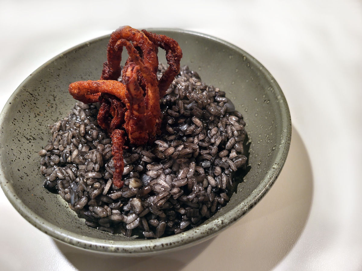 Sort risotto med blæksprutte