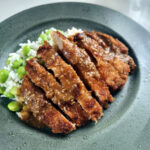 miso katsu, miso kotelet, svinekotelet, japansk ret med svinekød, paneret kotelet, miso, pankorasp, sesamfrø, æg, hvedemel,
