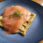 æggevafler, æggevaffel, vafler på æg, morgenmadsvafler, vafler uden mel, æg, laks, røget, laks, brunch-vafler,