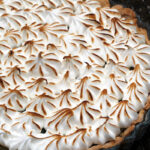stikkelsbærkage med marcipan, stikkelsbærtærte med marcipan, stikkelsbærtærte, stikkelsbærkage, stikkelsbær, bærtærte, desserttærte, hvedemel, rørsukker, smør, vanilje, citron, æg, marcipan,