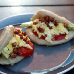 morgenmads-bao, bao til brunch, bao til morgenmad, bao-boller, æg, tomater, bacon, svinekød