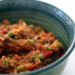 pav bhaji, indisk vegetar, grøntsagssauce, vegetarmad, løg, hvidløg, ingefær, tomater, peberfrugt, kartofler, blomkål, ærter, koriander, spidskommen, chili, kanel, nelliker, gurkemeje,