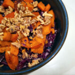 græskarsalat, græskarsalat med valnødder, hokkaido græskar, soyasauce, sesamolie, rødkål, kålsalat, valnødder