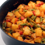 kartoffel sabzi, sabzi, indisk kartoffelret, kartofler, tomater, grønne bønner, gurkemeje, chili, cayennepeber, spidskommen, hvidløg, løg,