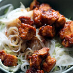 stegte tofustykker, stegt tofu, tofu i vegetarret, vegetarmad, tofu, nudler, spidskål, paprika, tariyakisauce, cayennepeber, sirup, riseddike,