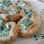 spinat-tarteletter, tarteletter med spinat, spinat, butterdej, tarteletter, feta, fløde,