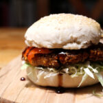 tofu-burger, tofuburger, vegetarburger, burger, vegetarmad, vegetar, tofu, burgerboller, gochujang, soyasauce, hoisinsauce, løgpulver, hvidløg, spidskål, peberfrugt, rødløg