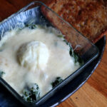 eggs florentine, egg florentine, florentinske æg, æggeret, morgenmadsret med æg, æg, ost, ostesauce, spinat, hvedemel, smør, mælk, muskatnød.
