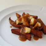 poutine, canadisk ret, canadisk mad, kartofler, ost, kylling, bouillon, hvedemel, timian, løg, hvidløg, paprika, rapsolie