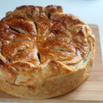 tourtiere, canadisk kødtærte, tærte, kødtærte, canadisk, svinekød, oksekød, butterdej, hvedemel, løg, hvidløg, kanel, oregano, timian, bouillon, æg,