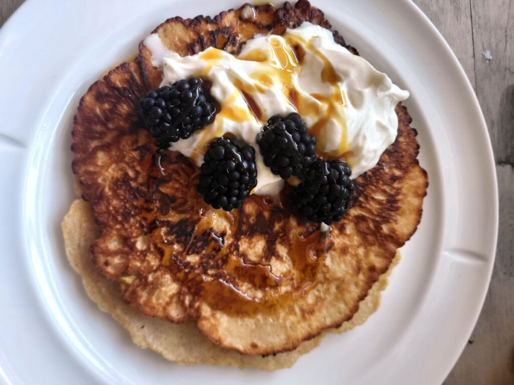 æblepandekager, æblepandekager, pandekage med æbler, morgenmadspandekage, frugtpandekage, æbler, hvedemel, æg, rørsukker, mælk, kærnemælk, vanilje