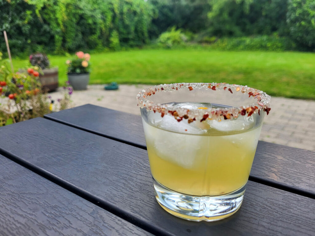 passionsfrugtdrink, mocktail, alkoholfri drink med passionsfrugt, passionsfrugtjuice, lime, chili, 