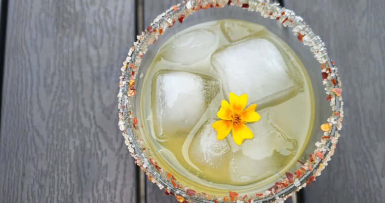 Passionsfrugt-drink med lime