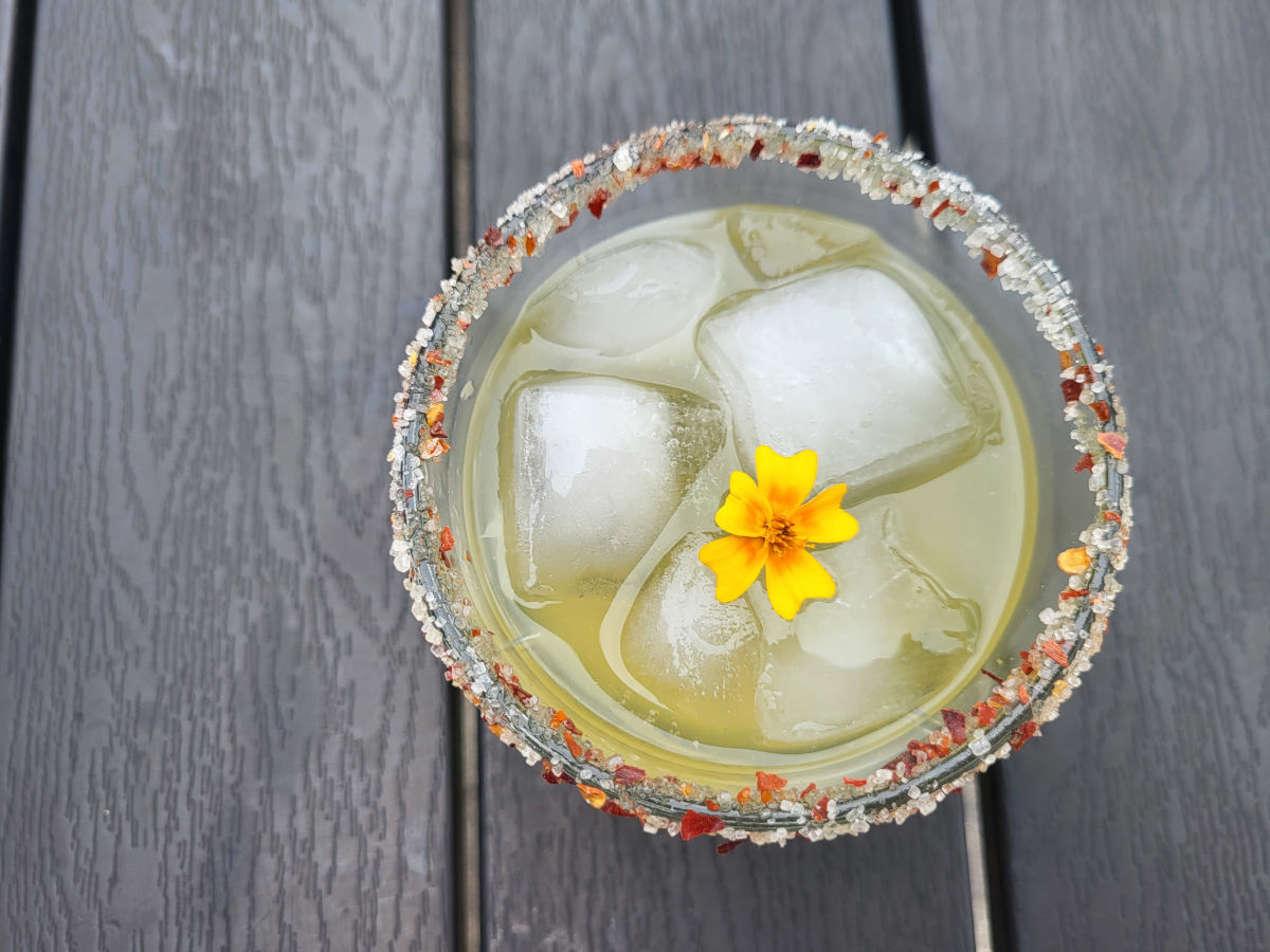 Passionsfrugt-drink med lime