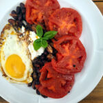 stegte bønner, morgenmadsret, vegetarret, morgenmad, proteinrig morgenmad, tomater, æg, græsk yoghurt,