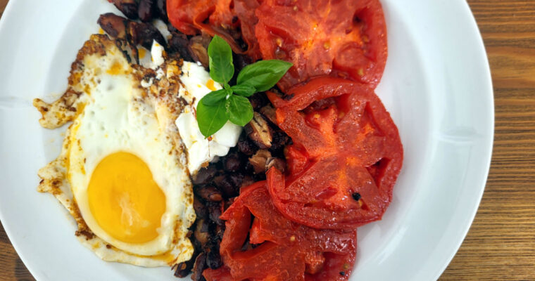 Stegte bønner med æg og tomater