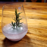 juletræ i drink, juletræsdrink, rosmarin i drink, julepynt-drink,