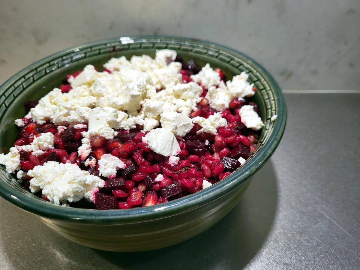 Perlebygsalat med rødbede