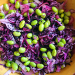 asiatisk-inspireret kålsalat, kålsalat, rødkålssalat, rødkål, glaskål, edemamebønner, rødløg, appelsin, chili,