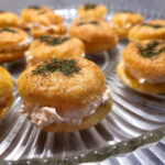 fastelavnsboller som forret, vandbakkelser som forret, vandbakkelser, fastelavnsboller, hvedemel, smør, æg, laks, fisk, dild, husblas, creme fraiche, fiskeforret