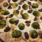 rosenkål på pizza, rosenkålspizza, vegetarpizza, pizza, rosenkål, kålpizza, ricotta, valnødder,