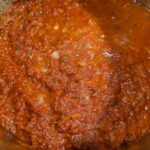 tomatsauce med ansjoser, tomatsauce, sauce med ansjoser, ansjoser, fisk, tomater, løg, hvidløg, rødvin, gulerødder, oregano,