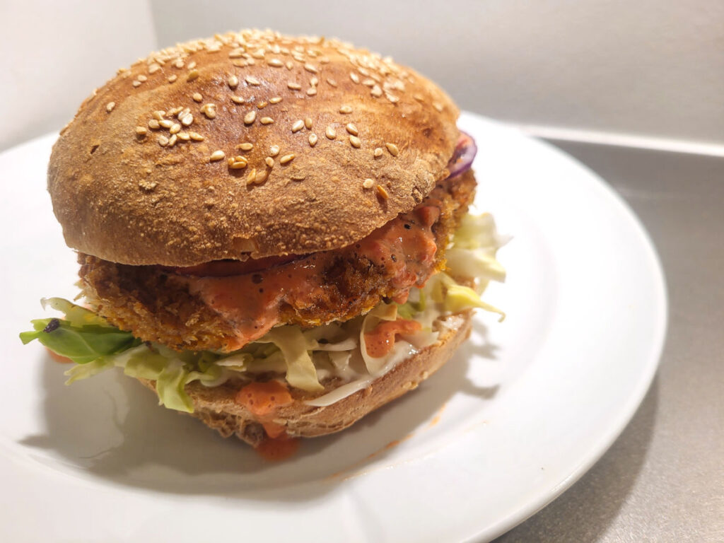 vegetarburger, gulerodsburger, gulerodsbøf, vegetarbøf, grøntsagsbøf, gulerødder, æg, rasp, pankorasp, hvedemel,