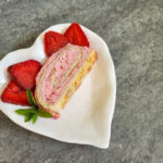 jordbærroulade, jordbær roulade, roulade, roulade med jordbær, jordbær, hvedemel, æg, rørsukker, fløde, husblas, bagepulver, vanilje,