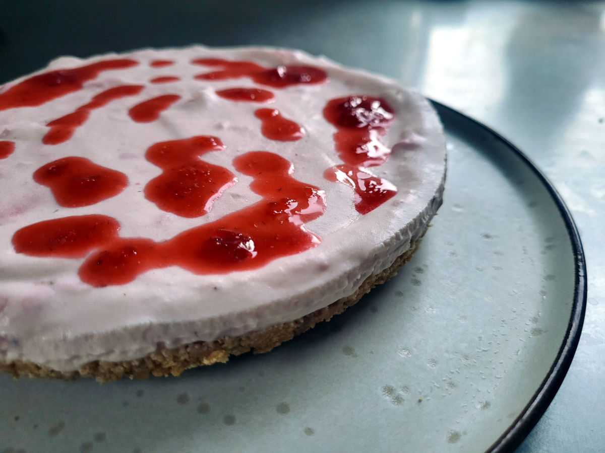 Sommerkage med bærmousse