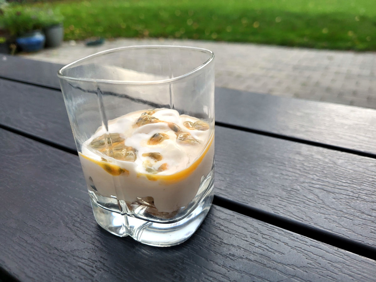 Syllabub med passionsfrugt